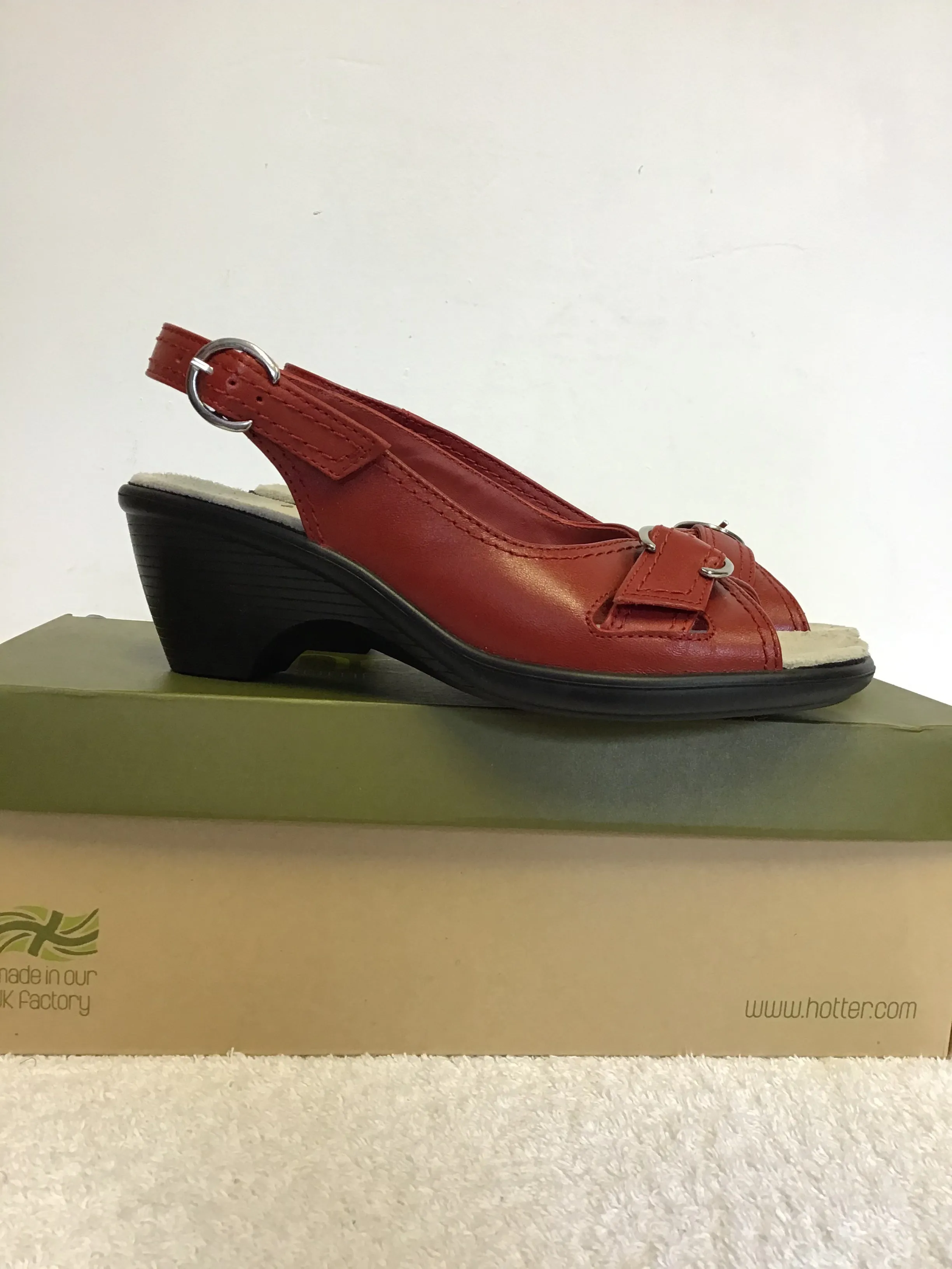 BRAND NEW HOTTER RED LEATHER COMFORT HEEL SANDALS SIZE 4/37