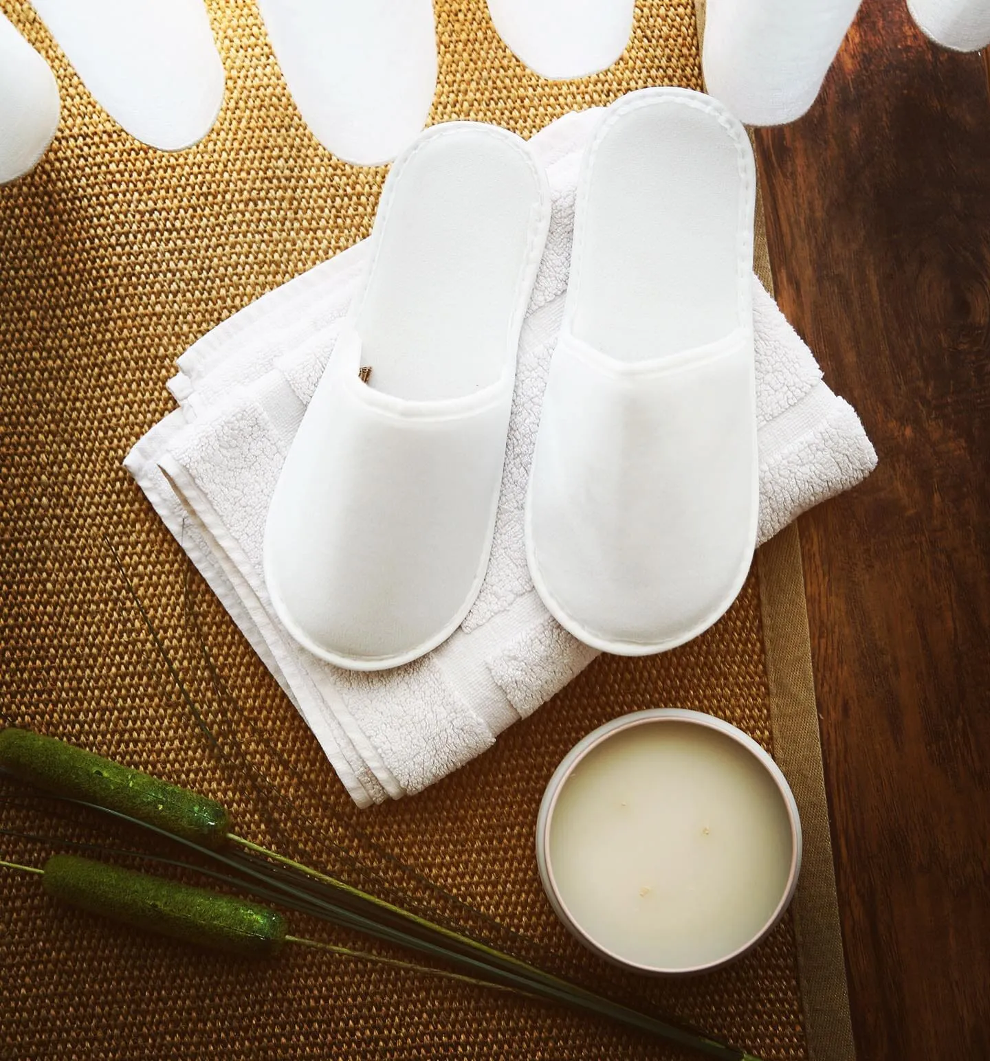 Chochili 200 Pairs Fabric Packed Non-Woven Disposable Hotel Slippers for Airbnb Spa Wedding Guests Adult Men Women Size 10-11, White