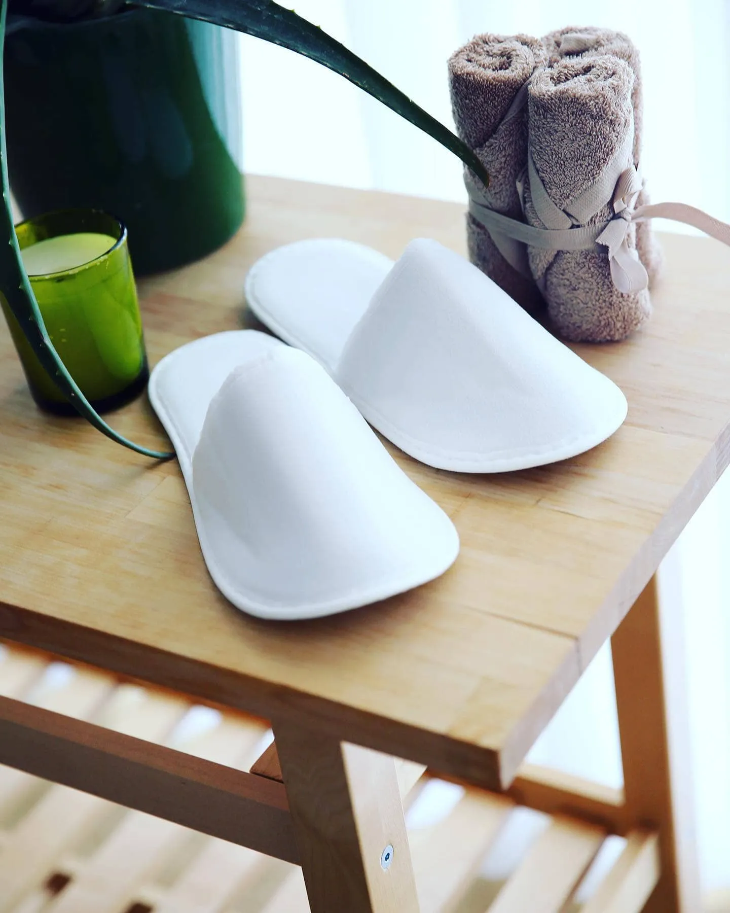 Chochili 200 Pairs Fabric Packed Non-Woven Disposable Hotel Slippers for Airbnb Spa Wedding Guests Adult Men Women Size 10-11, White